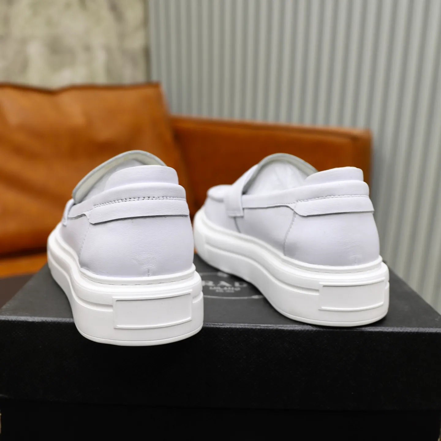 Ex-factory price: 500💰🙅‍♂️🙅‍♂️🙅‍♂️ Brand: PRADA Standard code: Men's code 38-44 (45 can be customized) Grade: Same style as the official website Original order quality Material: Original cowhide surface Comfortable lining Original outsole Style category: Men's fashionable casual leather shoes Distinguished big-name luxury elements Top luxury Color: Color of the actual picture